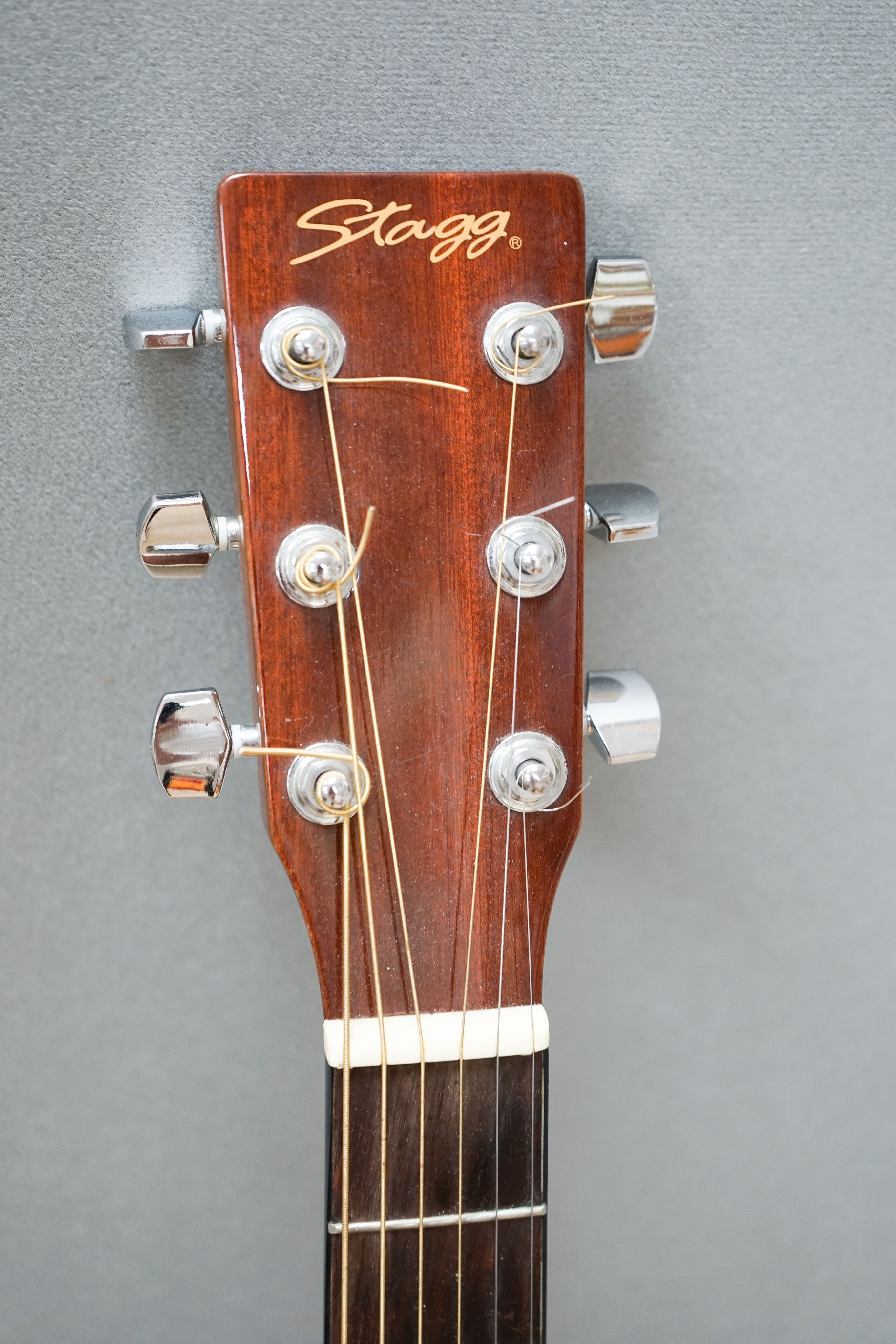 A Stagg Western series Cherry sunburst SUN 20 7CS seriel no:06047196